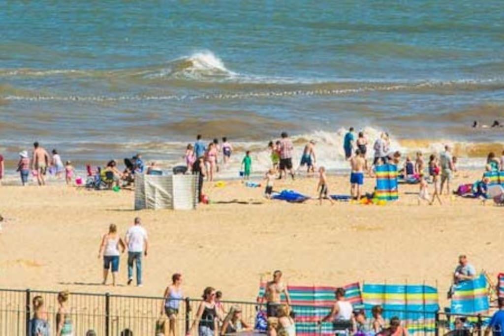Large Character Home, Hot Tub, Beach 5 Min Walk Gorleston-on-Sea 외부 사진