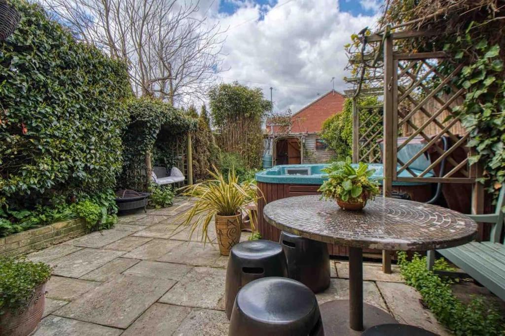 Large Character Home, Hot Tub, Beach 5 Min Walk Gorleston-on-Sea 외부 사진
